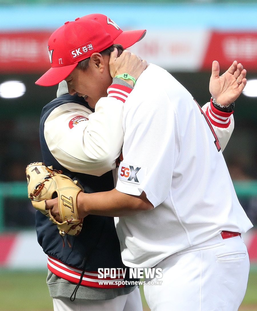 [포토S] 힐만 감독, '정영일 수고했어'