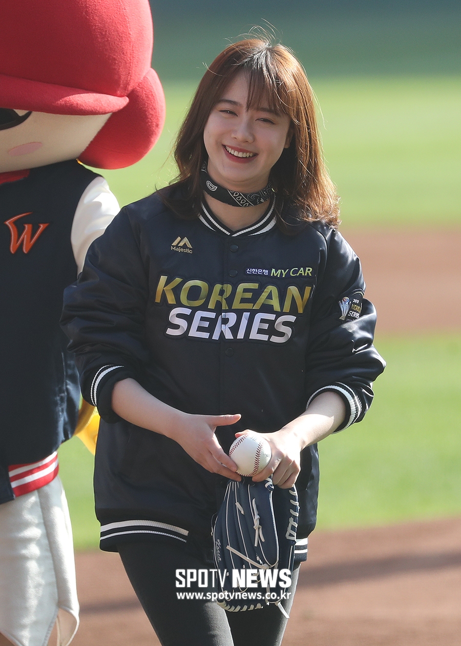 [포토S] 구혜선, 한국시리즈 시구 마치고 예쁜 미소!