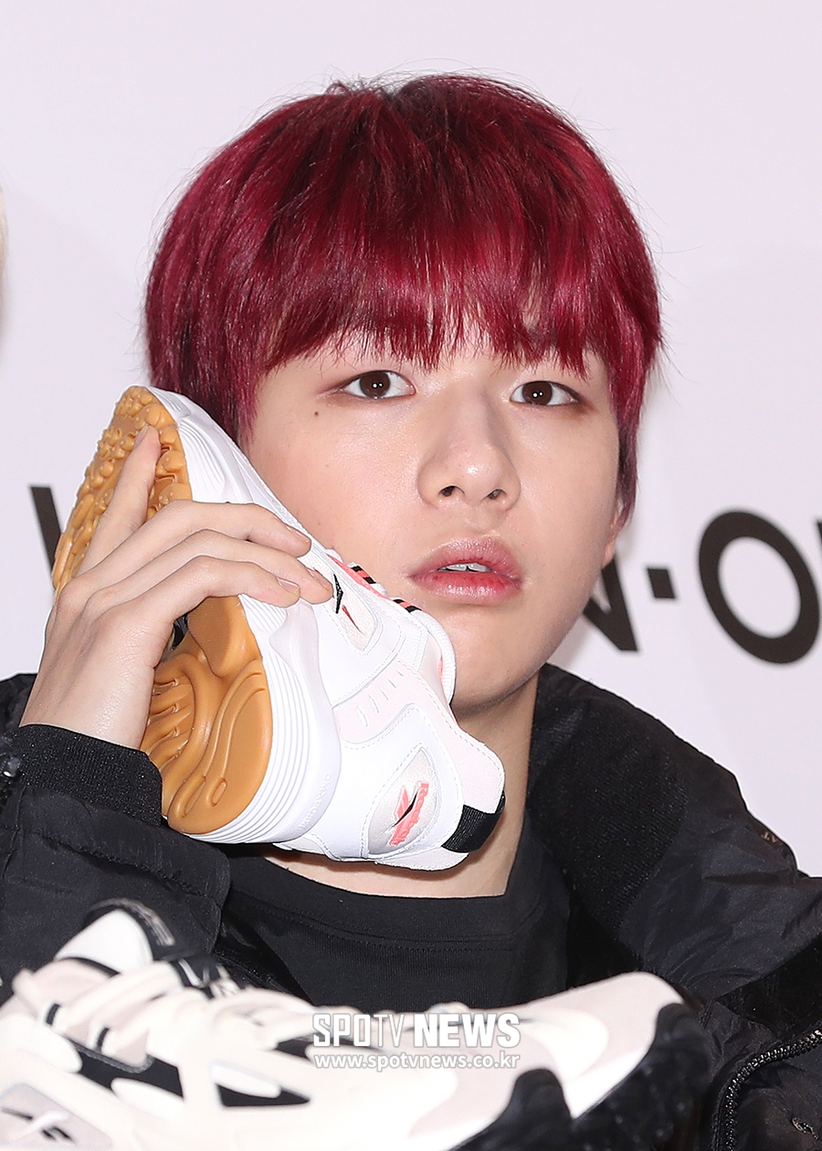 [포토S] 워너원 강다니엘, 운동화 전화기?