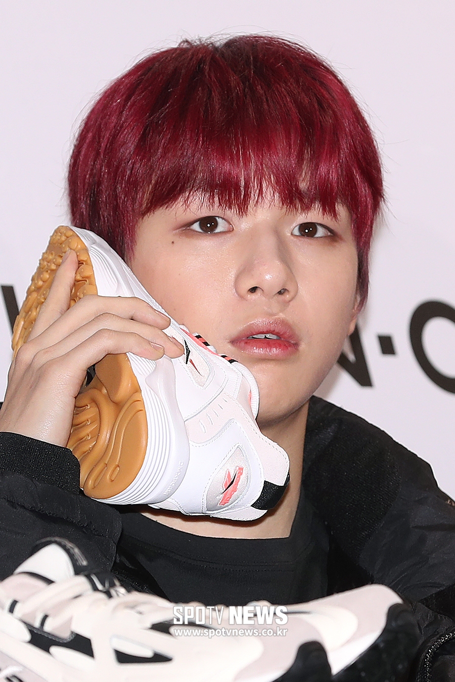 [포토S] 워너원 강다니엘, 운동화 들고 '엄근진' 표정