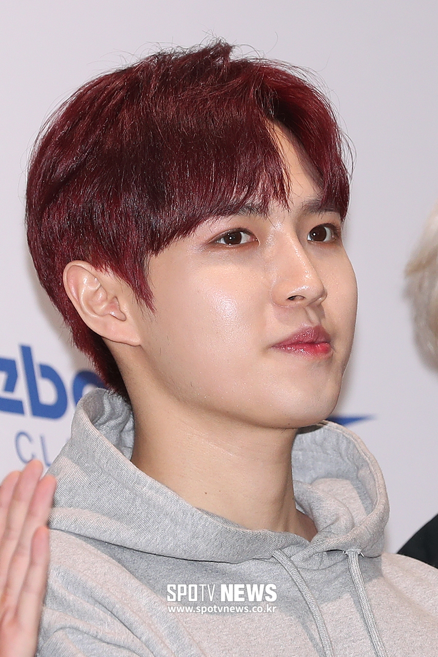 [포토S] 워너원 김재환, 와인색 머리가 찰떡