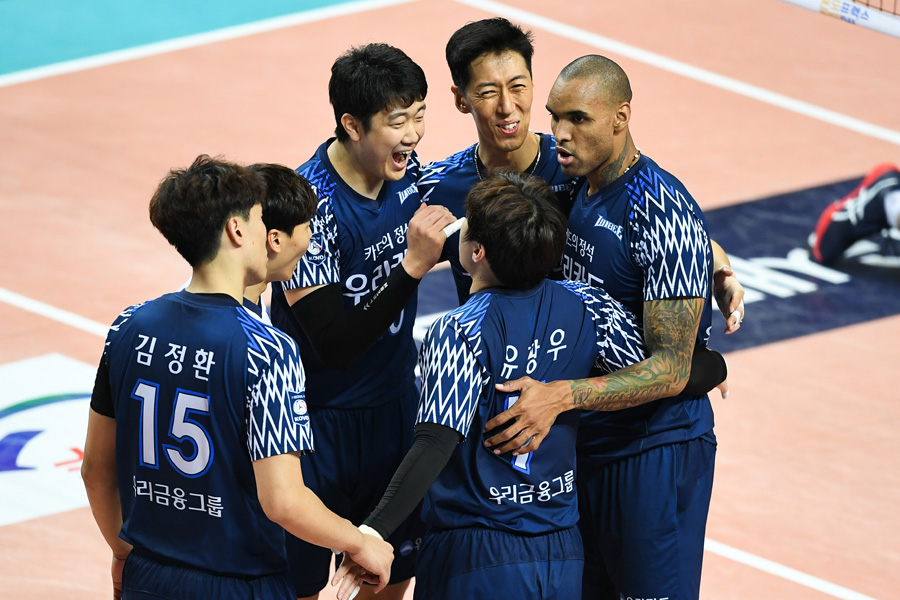 '아가메즈 26득점' 우리카드, 시즌 세 번째 승리…한국전력 8연패
