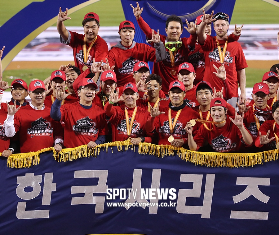 [포토S] 힐만 감독 시그니처 포즈로 마무리!