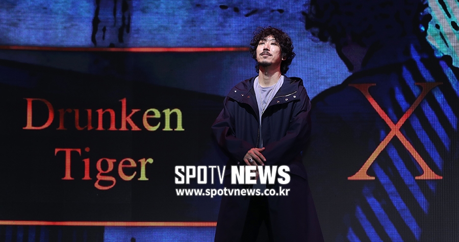 [포토S] 타임캡슐 들어가는 드렁큰타이거