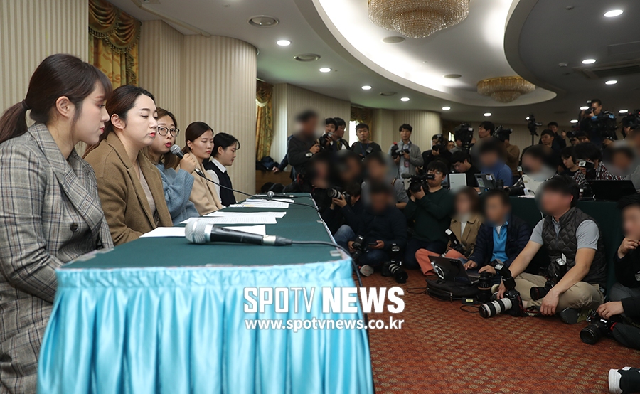 [포토S] 많은 취재진에 둘러싸인 팀킴