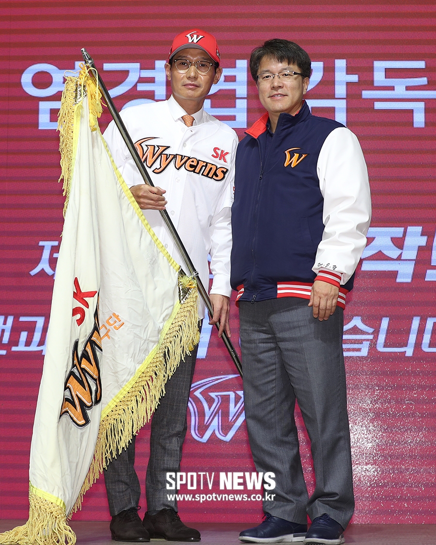 [포토S] 염경엽 감독, '제 2왕조의 시작, 팬과 함께하겠습니다'