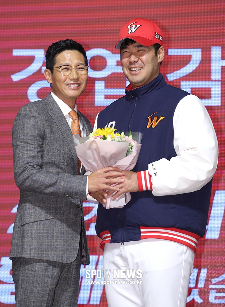 [포토S] 이재원, 새로운 염경엽 감독님과 함께 환한 미소
