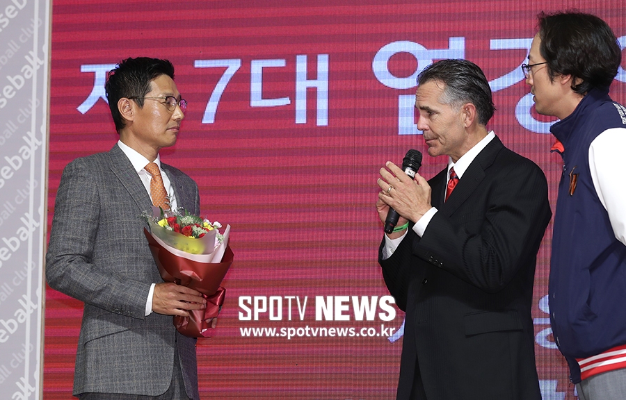 [포토S] 힐만 감독, "염 감독님 SK 잘 부탁드려요"