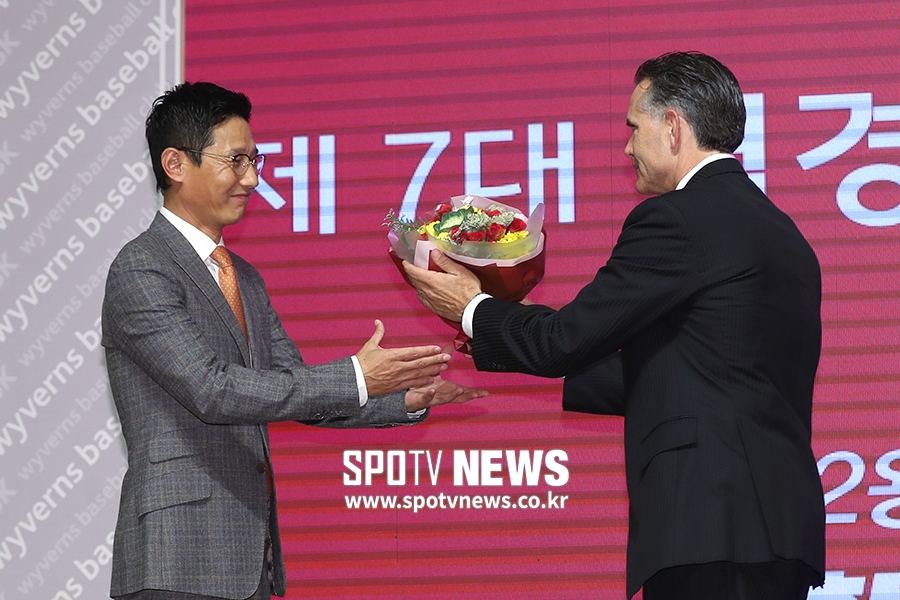 [포토S] 염경엽 감독에게 꽃다발 전하는 힐만 감독