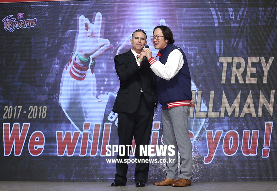 [포토S] 통역과 함께 노래 부르는 힐만 감독