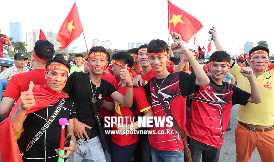 [포토S] 박항서 감독에게 응원 보내는 베트남 축구팬들