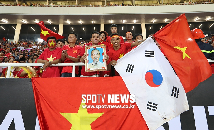 [포토S] 태극기 흔들며 응원하는 베트남 축구팬