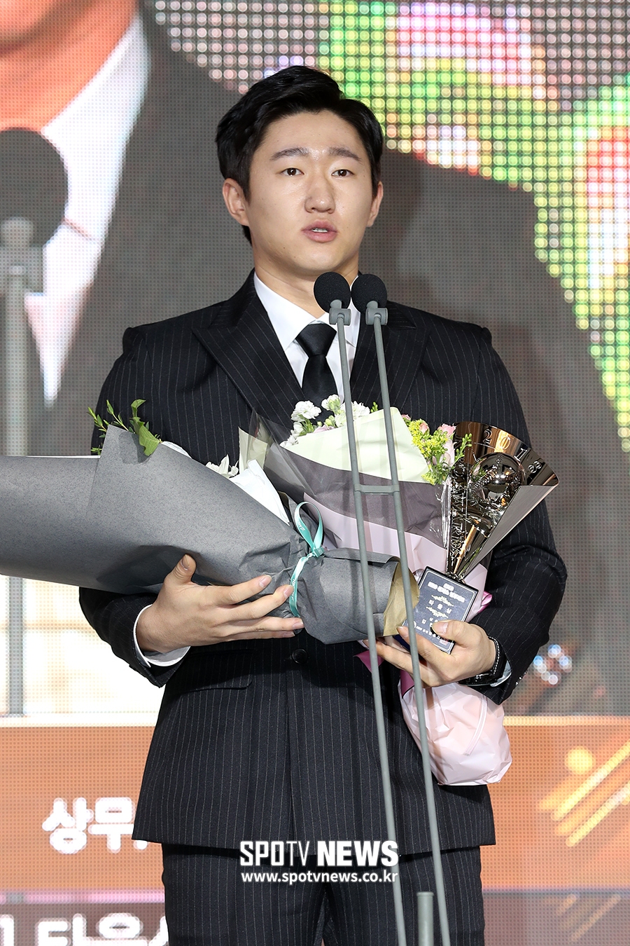 [포토S] 타율상 수상하는 남부 김민혁