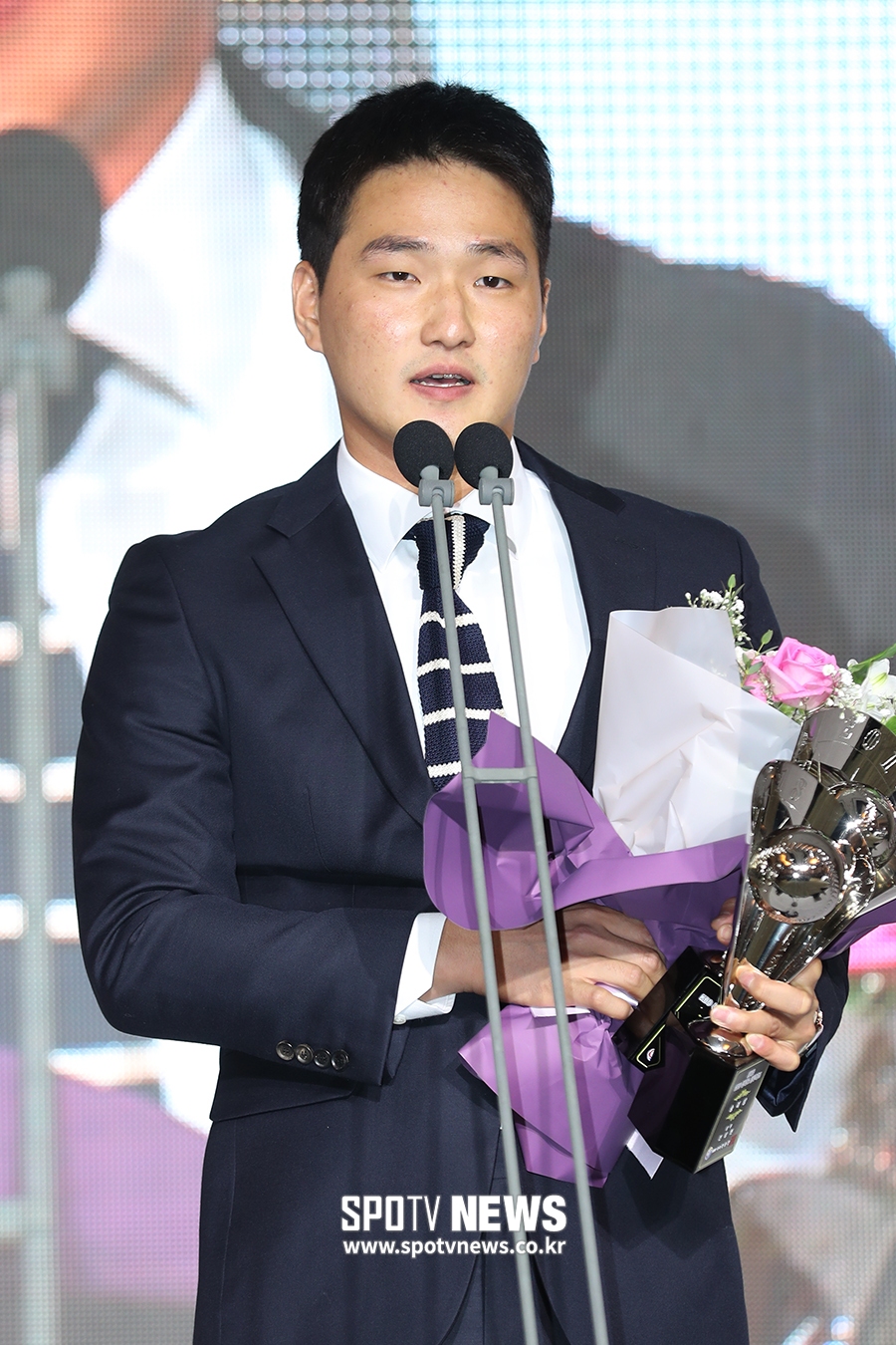 [포토S] 전상현, 평균자책점상 수상