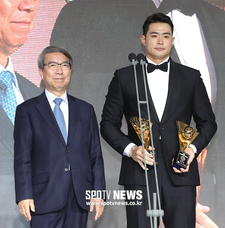 [포토S] 김재환, 데뷔 11년 만에 2관왕!