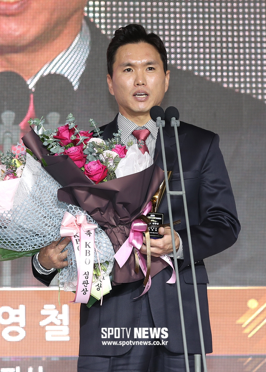[포토S] 심판상 수상한 권영철 심판