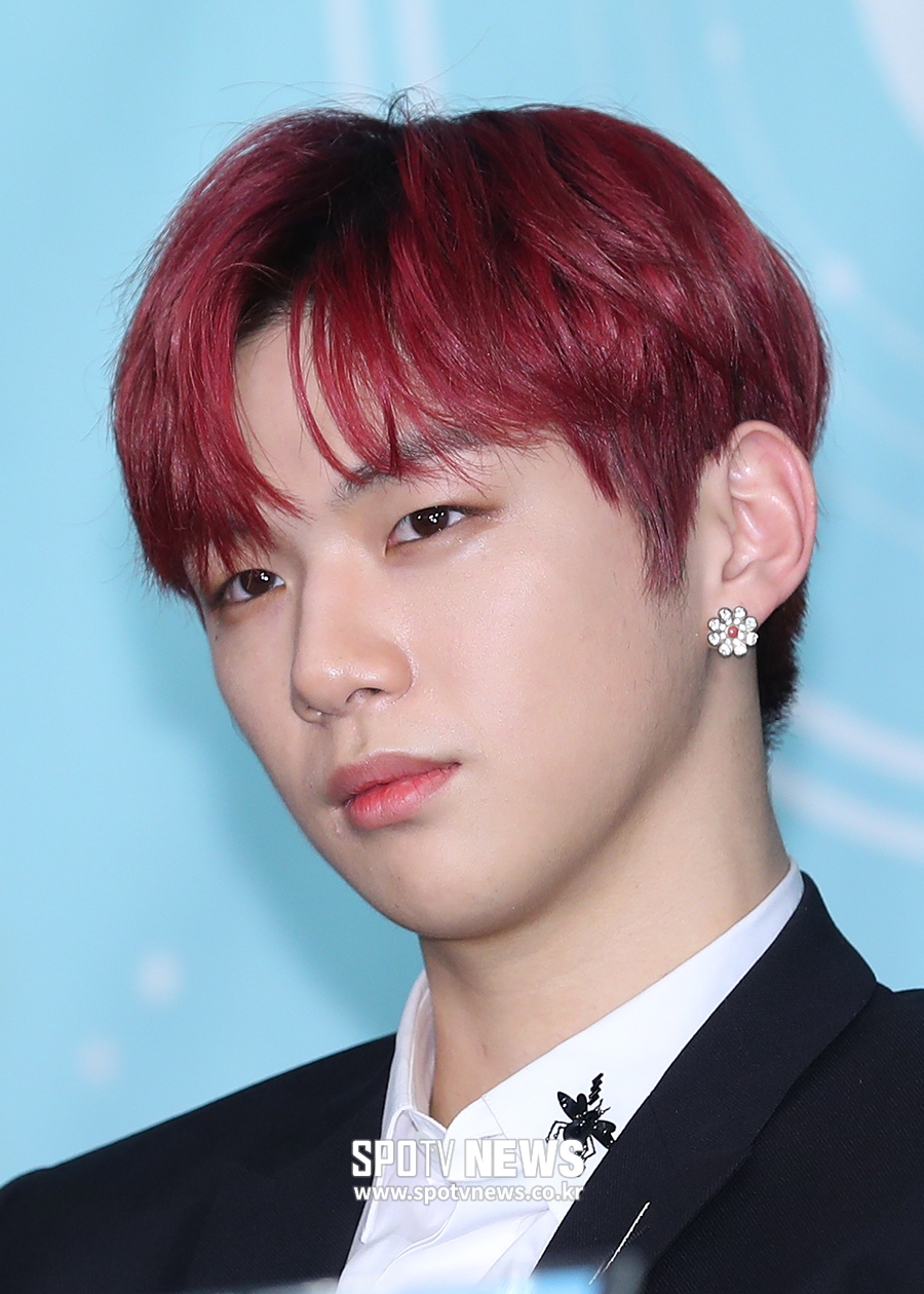 [포토S] 워너원 강다니엘, 꽃 귀걸이가 포인트