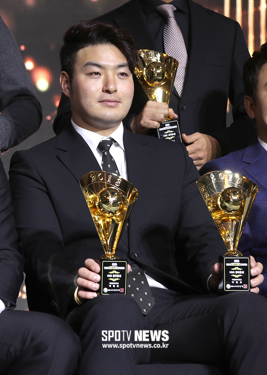 [포토S] 박병호, 반짝이는 두 트로피!