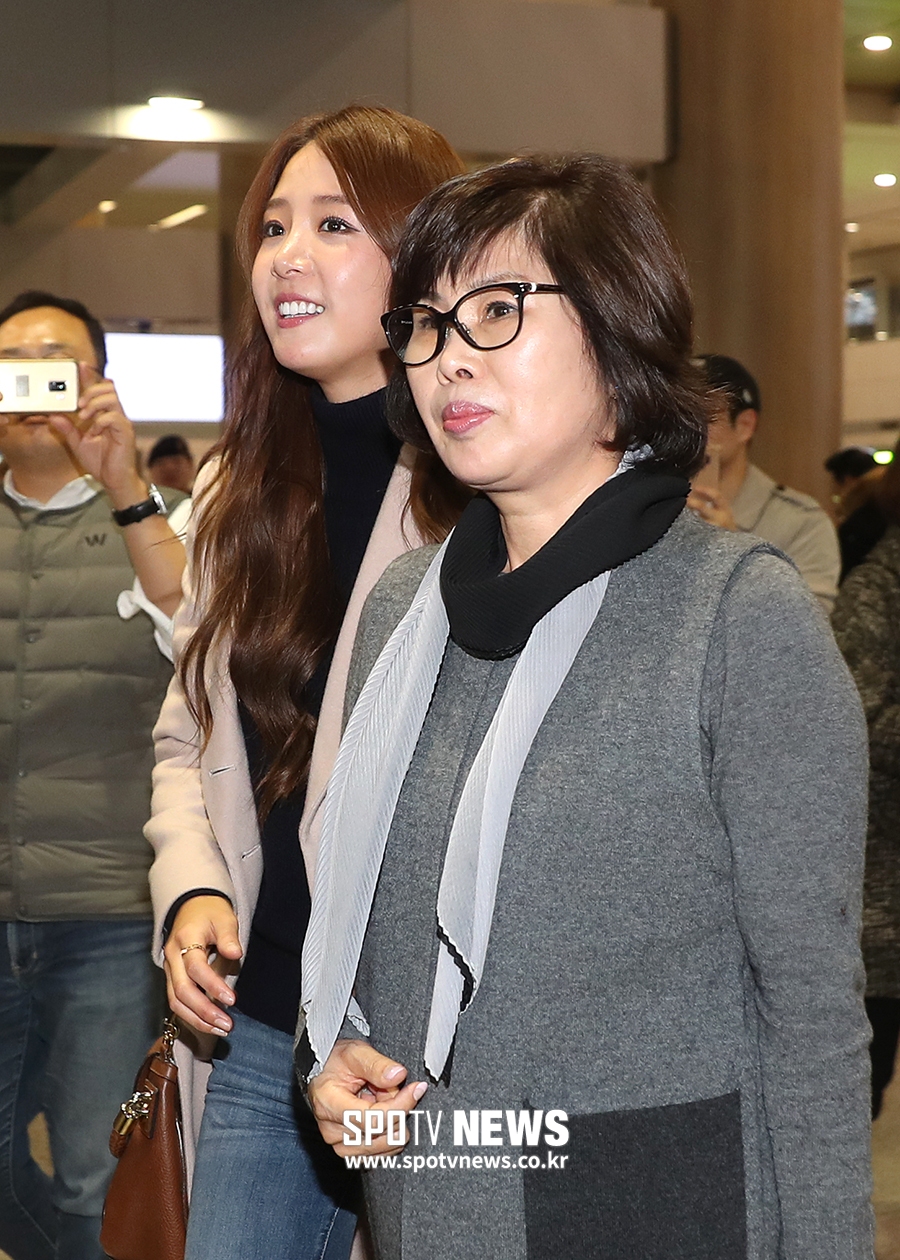 [포토S] 배지현, 시어머니와 다정하게 팔짱 끼고