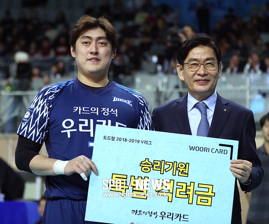 [포토S] 승리 기원 격려금 지원하는 우리카드 배구단 정원재 구단주