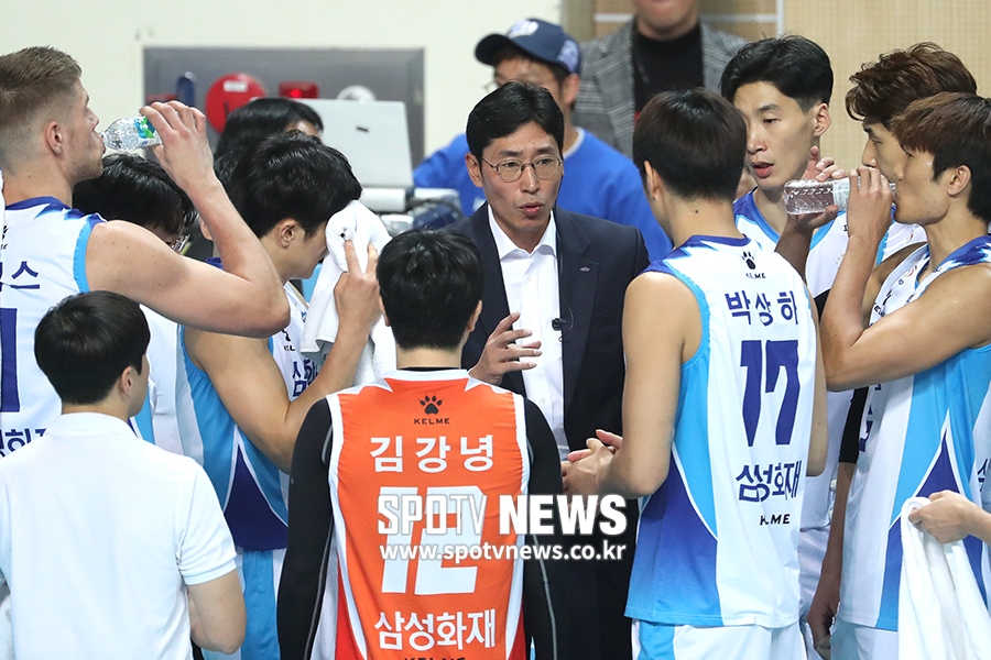 [포토S] 작전 타임 갖는 신진식 감독