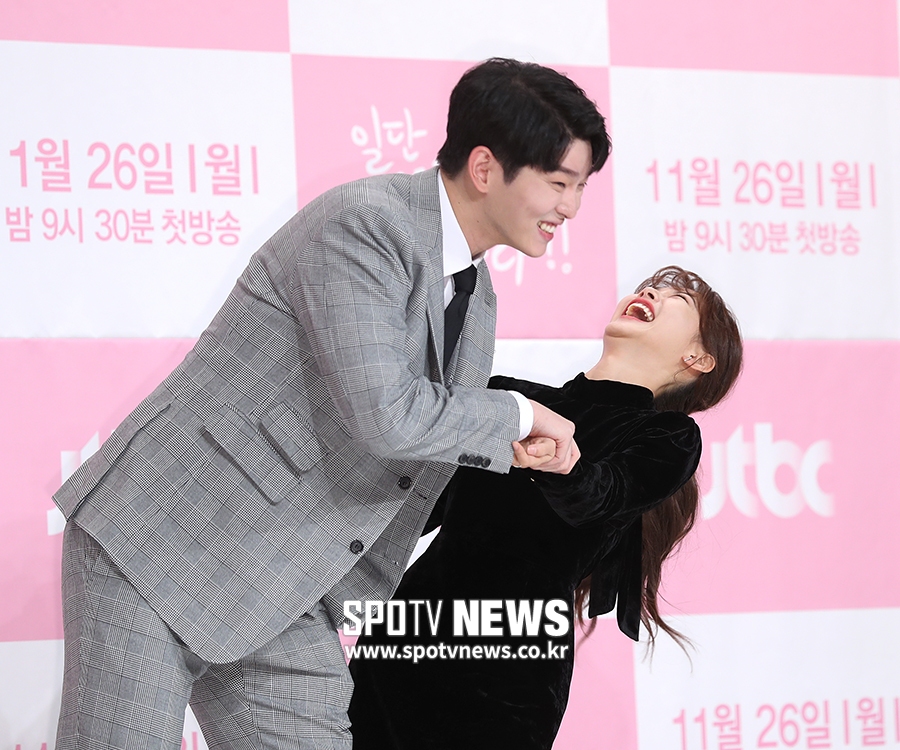 [포토S] 윤균상, '우리 유정이 웃겨서 넘어가네~'