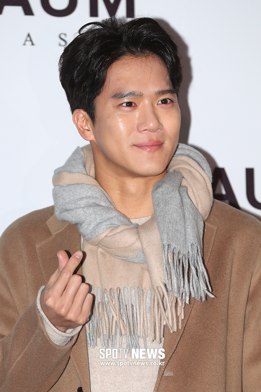 [포토S] 하석진, 머플러로 멋내고