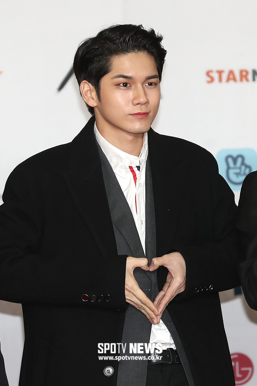 [포토S] 워너원 옹성우, 최다니엘 하트 만들기