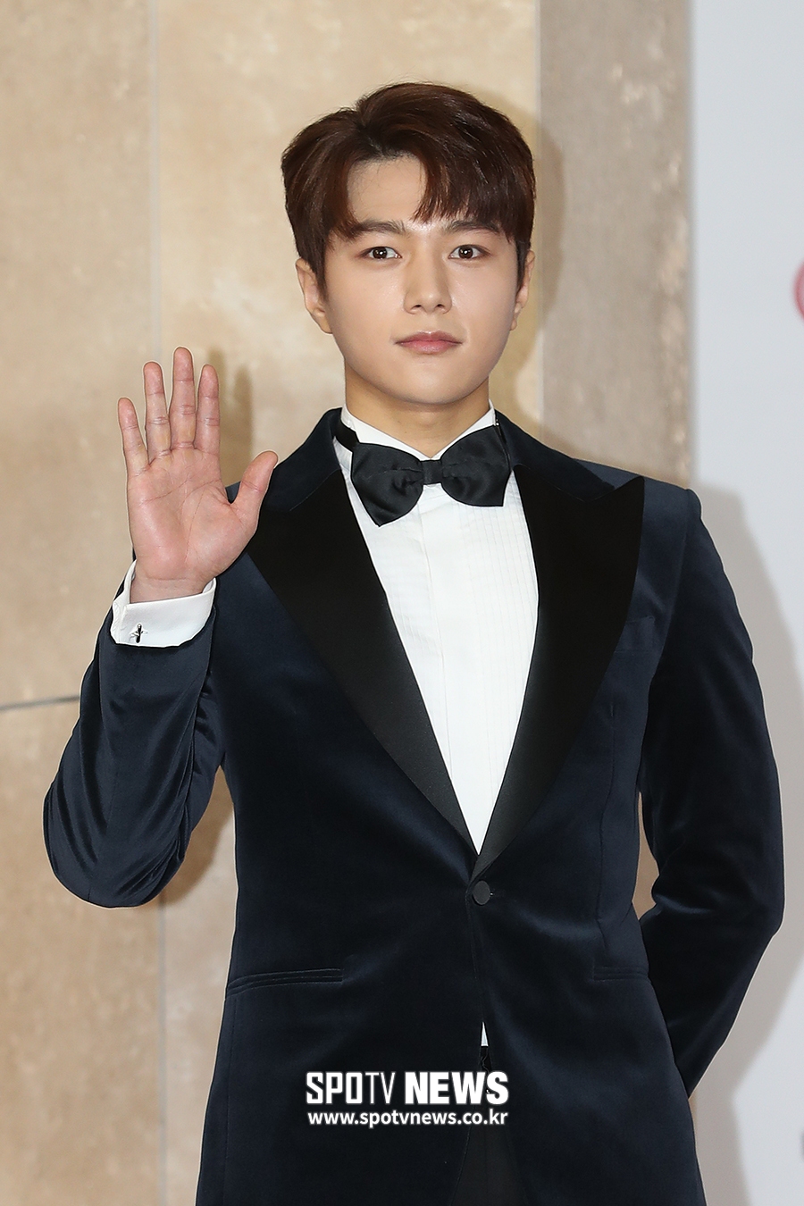 [포토S] 인피니트 엘, 멋지게 손인사