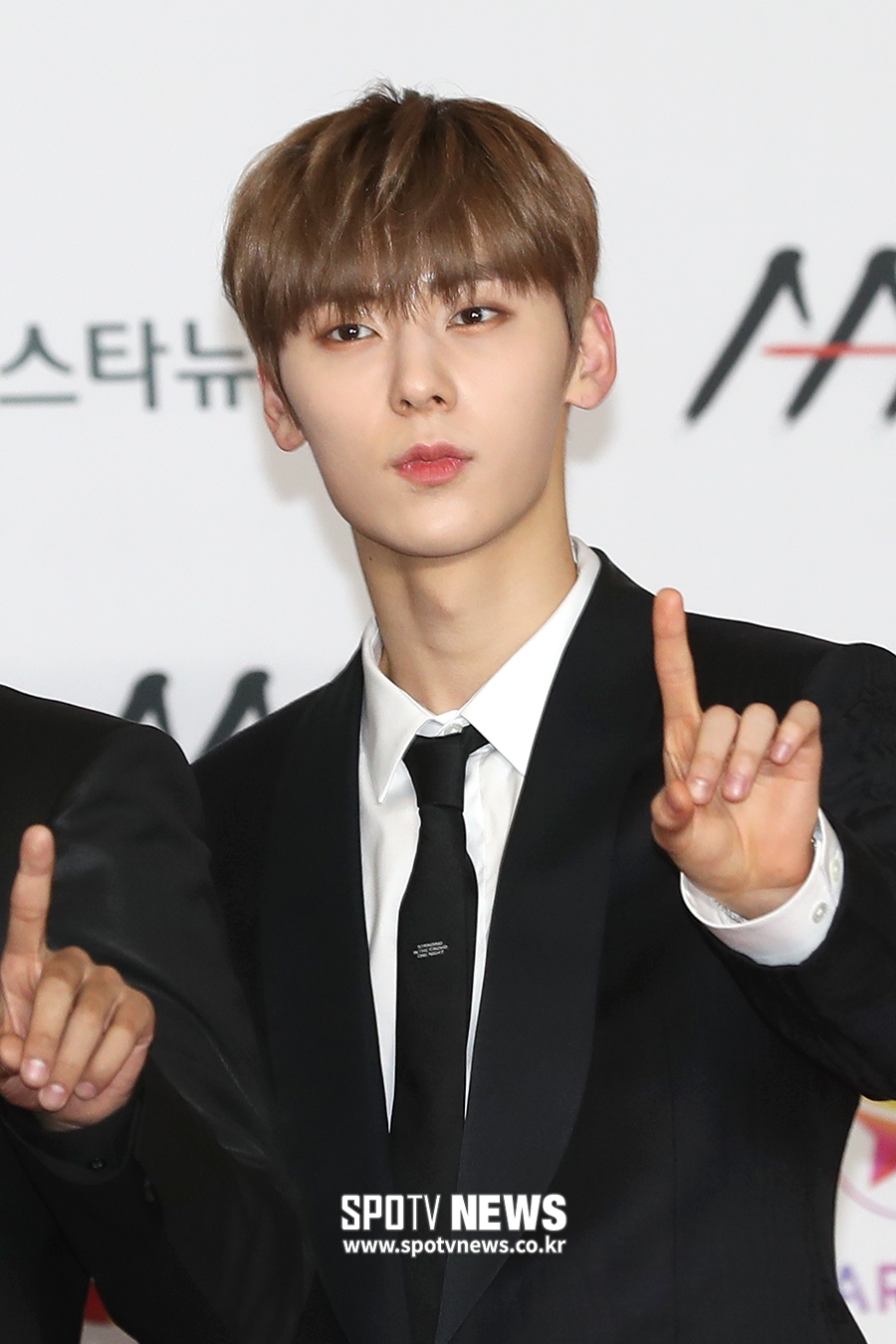 [포토S] 워너원 황민현, 느낌 있는 황제