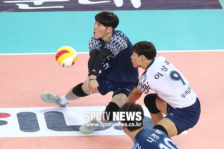 [포토S] 리시브 시도하는 황경민과 이상욱