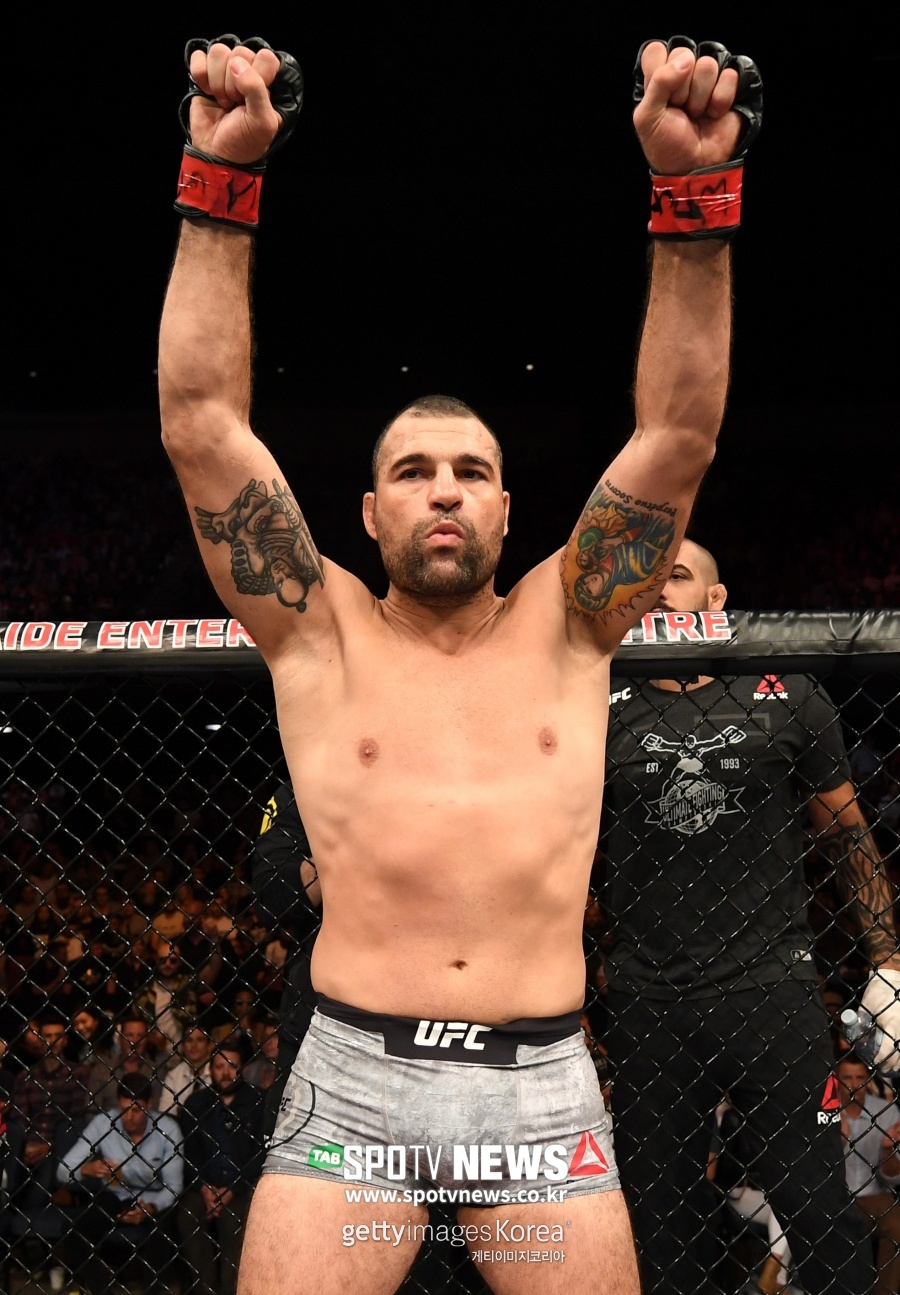 [UFC] 1R 열세 딛고…대역전승 거둔 '집념의 쇼군'