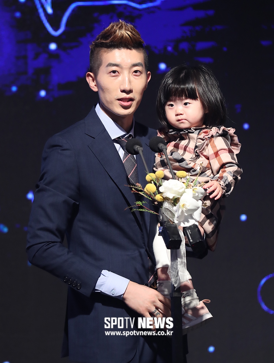 [포토S] 조현우, 인형 같은 딸과 함께