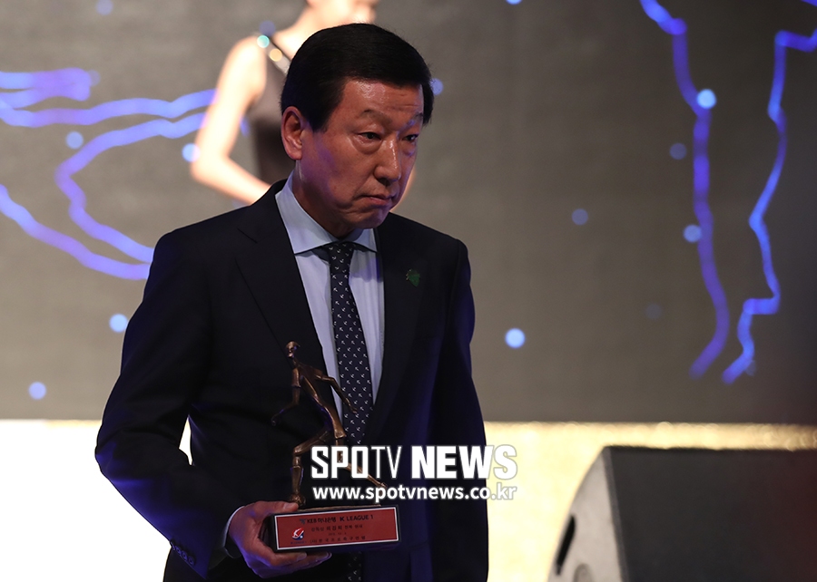 [포토S] 최강희 감독, 감독상과 함께 '안녕'