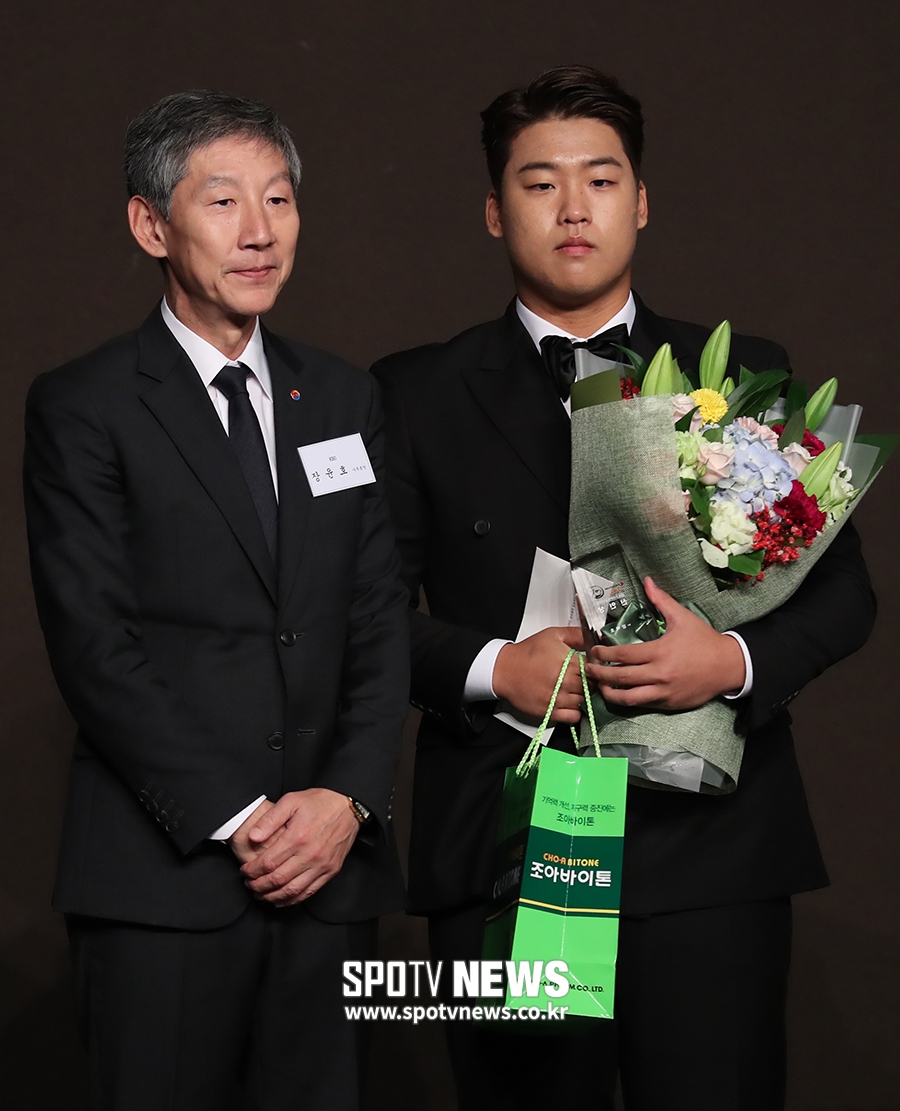 [포토S] 신인상 수상한 강백호