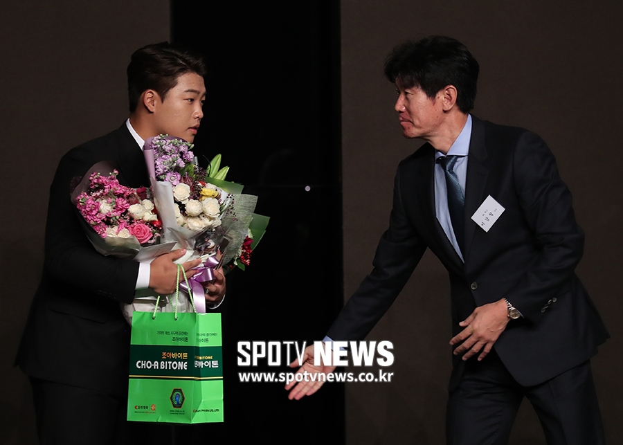 [포토S] 이강철 감독의 축하 받는 강백호