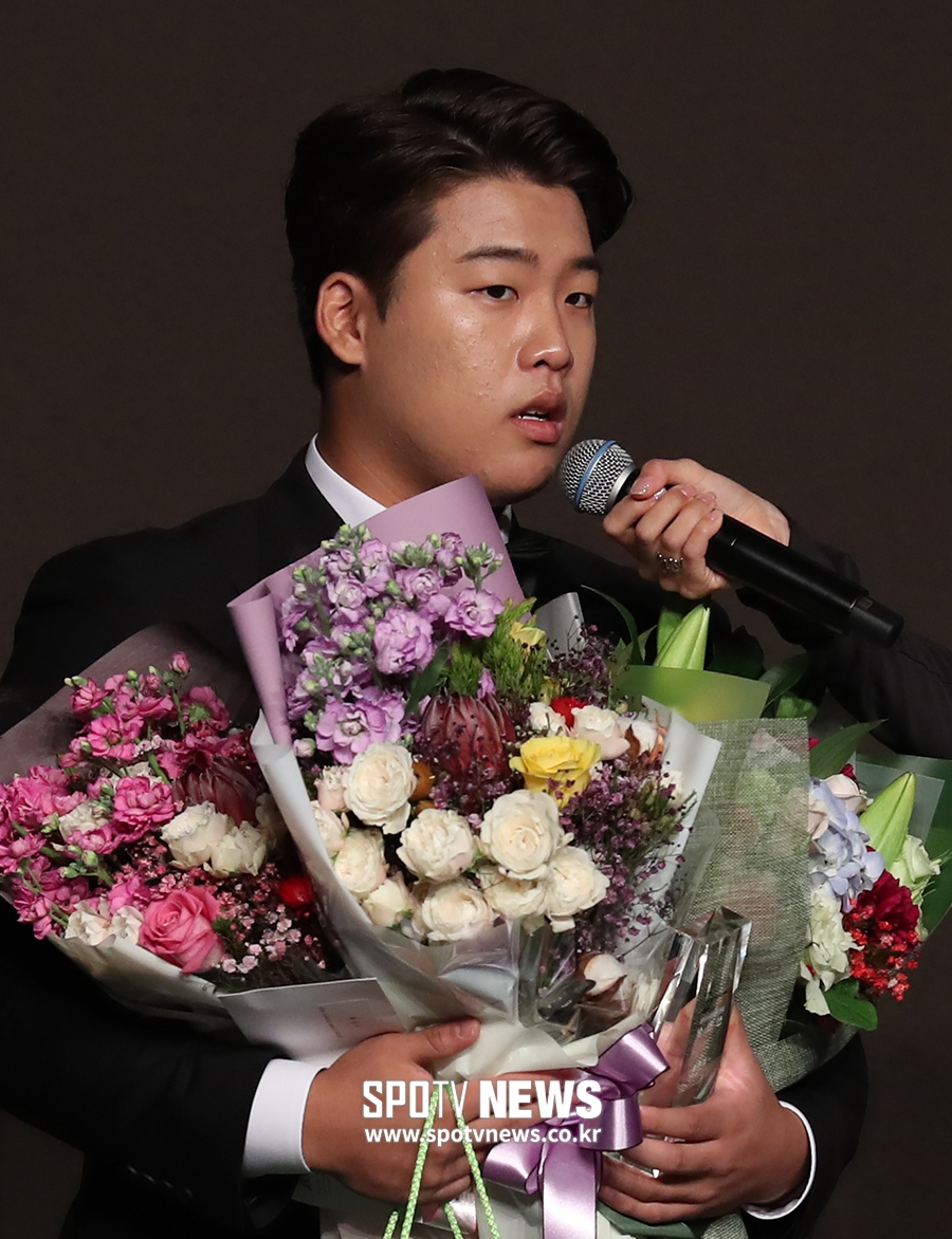 [포토S] 강백호, 신인상 수상하며 2년 연속 수상