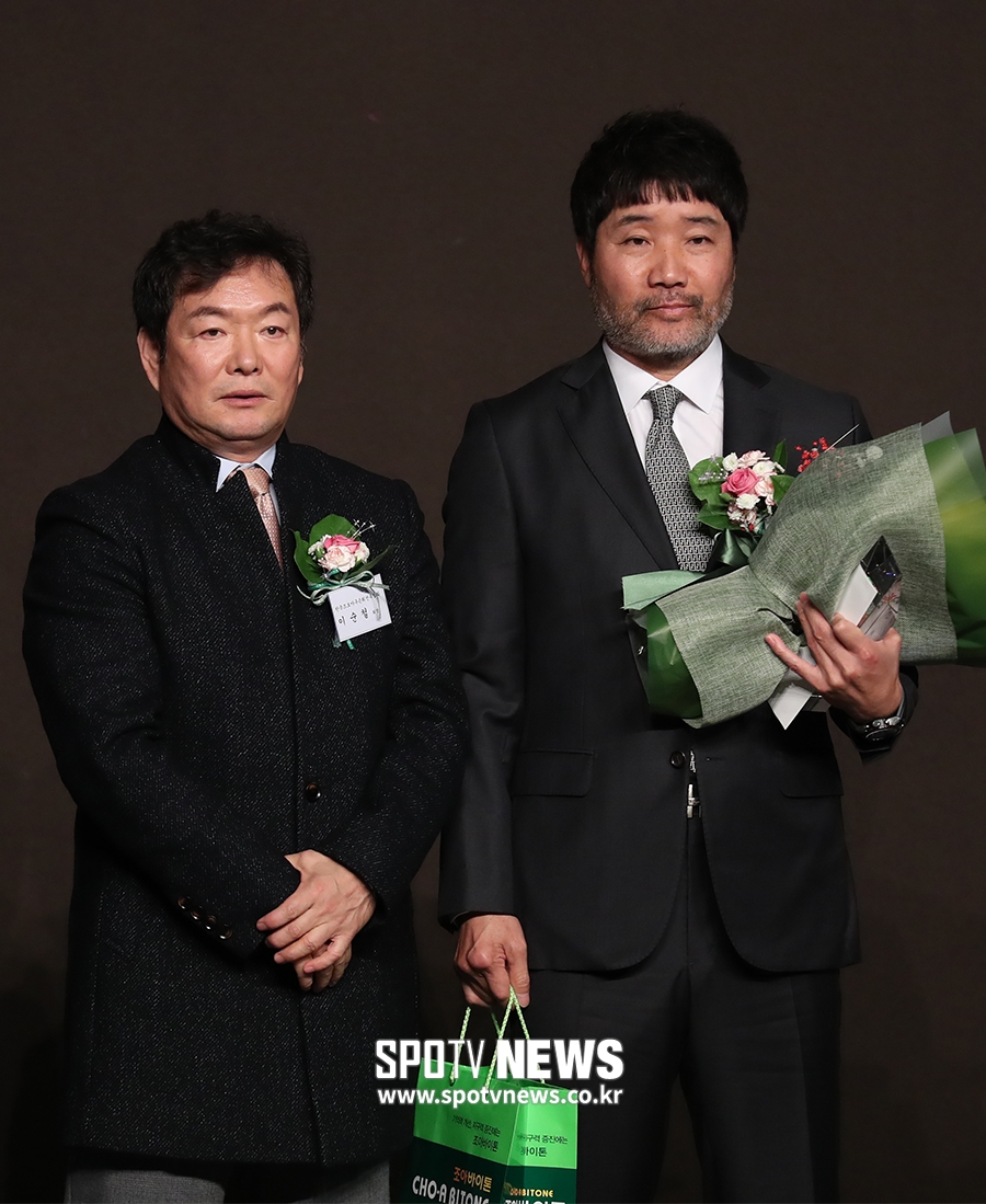 [포토S] 한용덕 감독, 데뷔 첫 시즌 감독상 수상