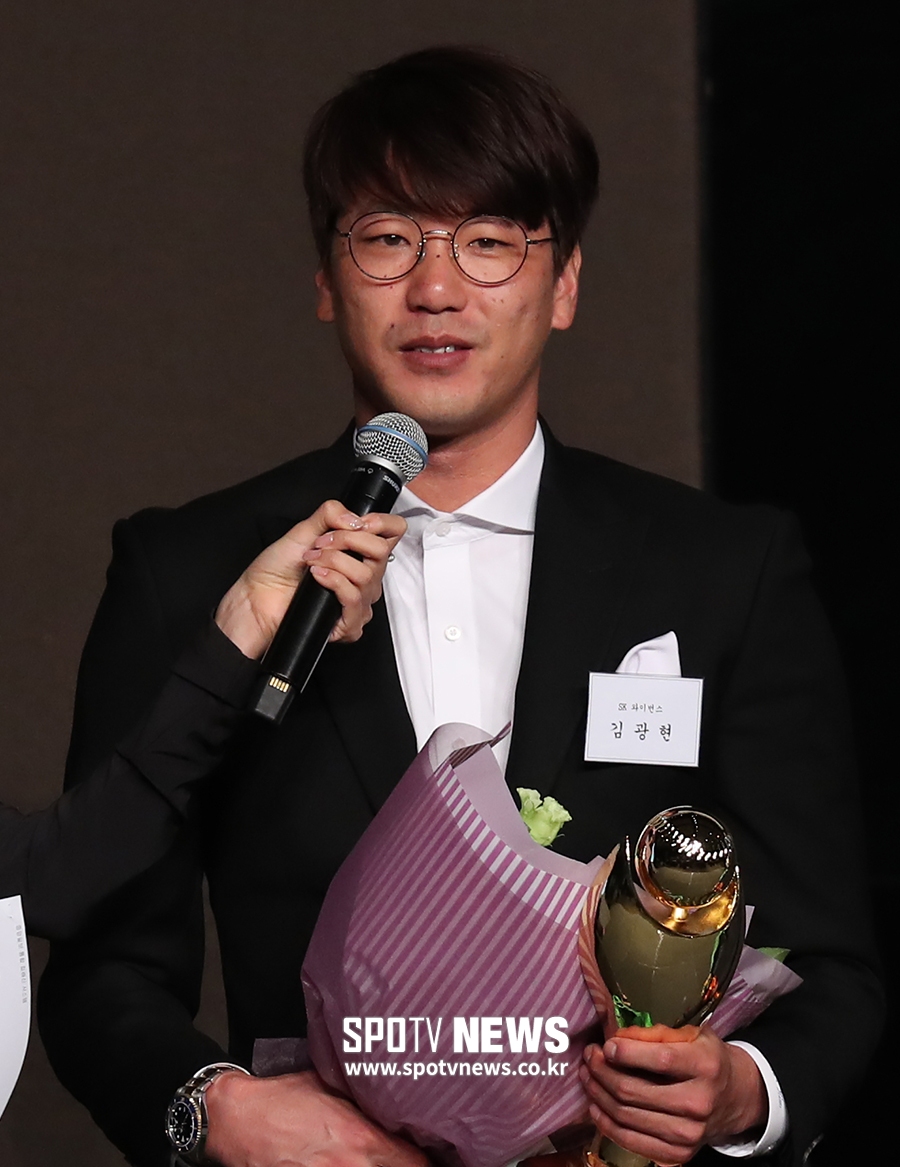 [포토S] 김광현, 우승과 함께 최고투수상 수상