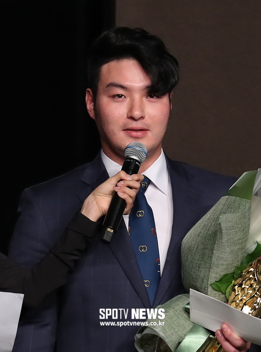 [포토S] 박병호, 복귀 시즌부터 최고타자상 수상