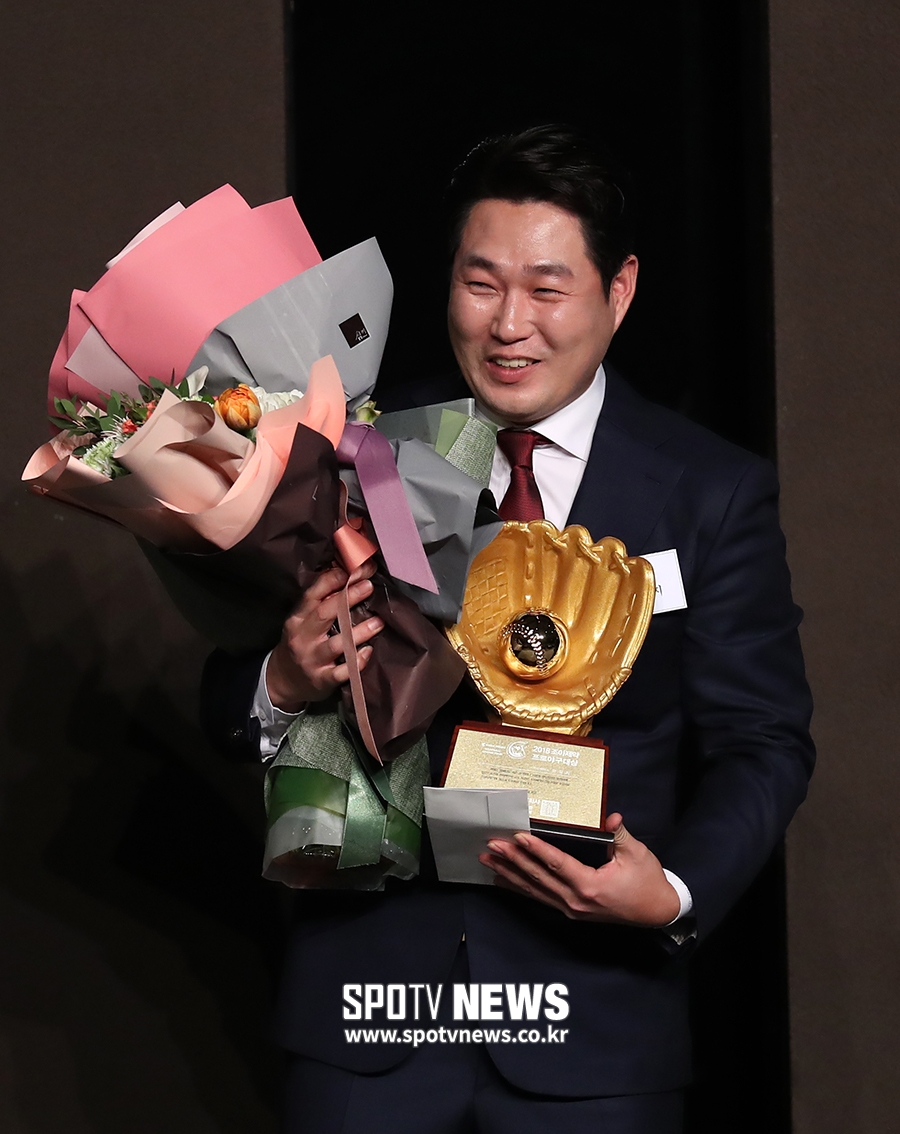 [포토S] 양의지, 대상 수상하고 싱글벙글
