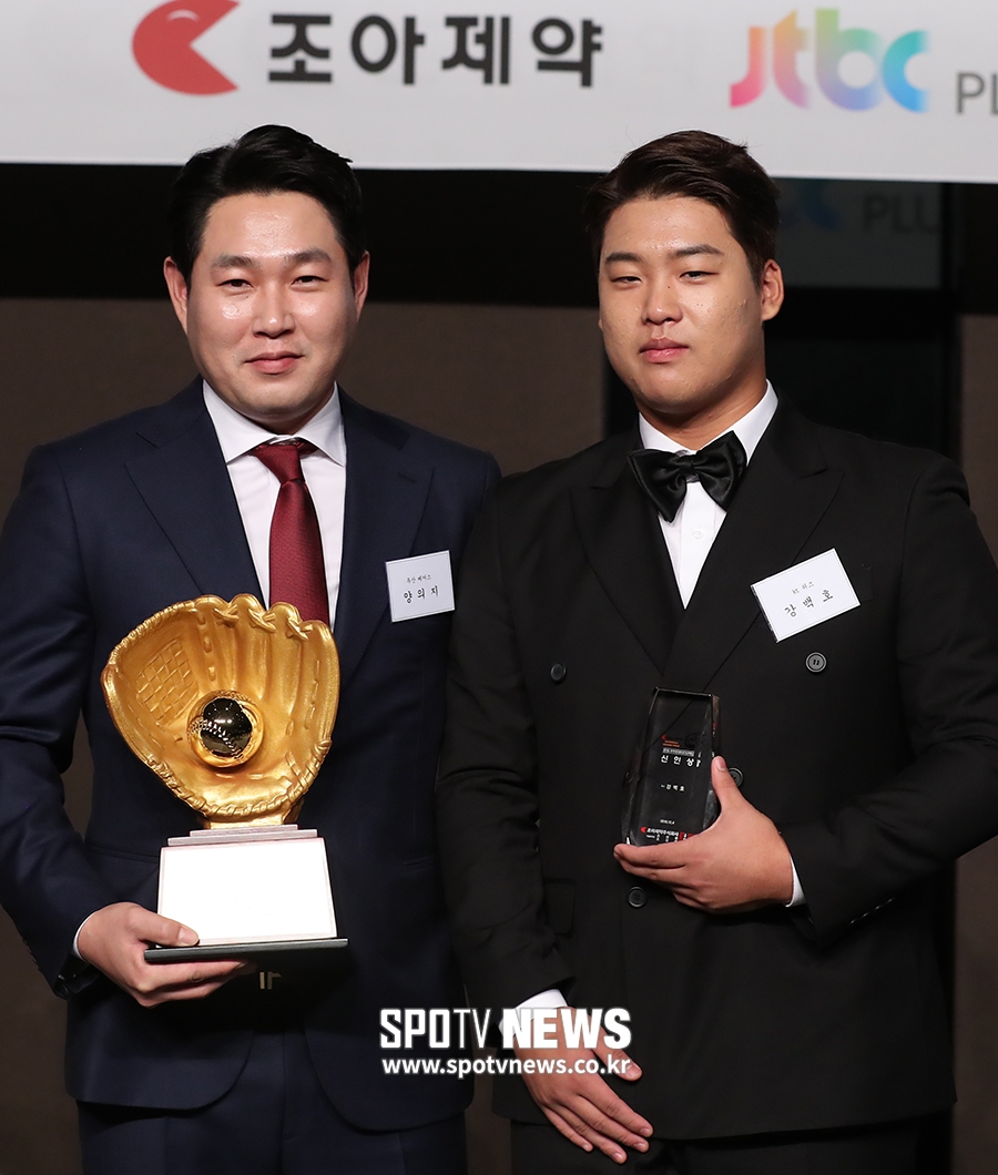 [포토S] MVP 수상한 양의지- 신인상 강백호