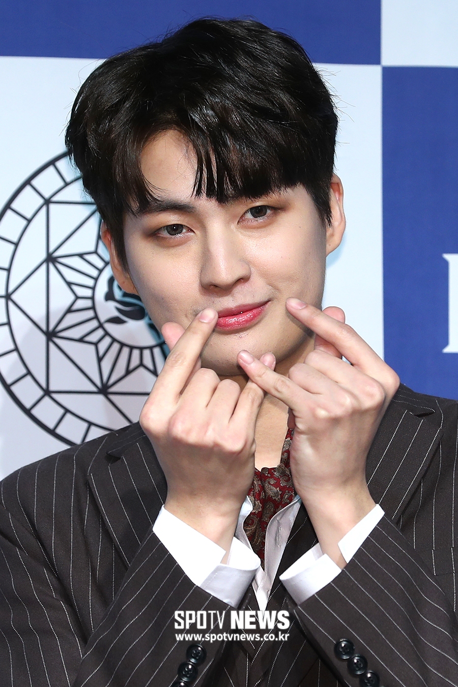 [포토S] 업텐션 고결, 하트 발사
