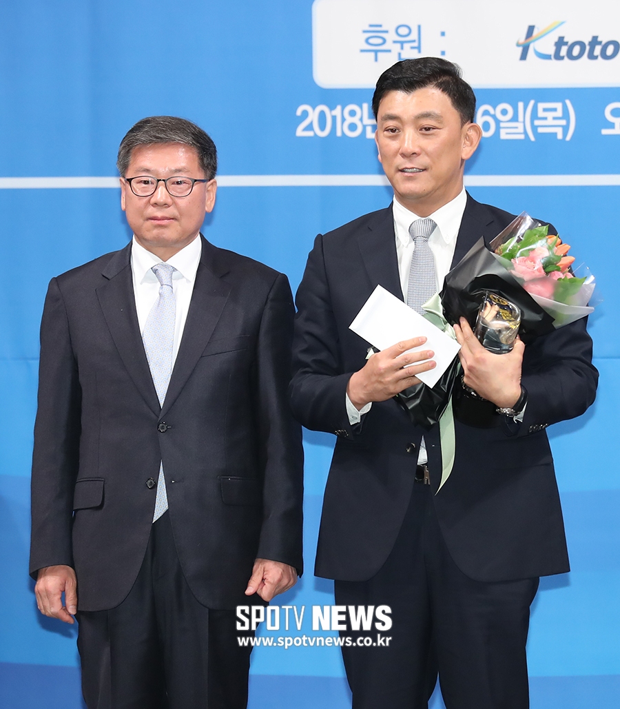 [포토S] 올해의 아마추어상 수상한 야탑고 김성용 감독