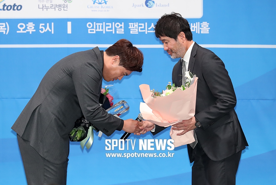 [포토S] 류현진, 한용덕 감독 향해 폴더 인사