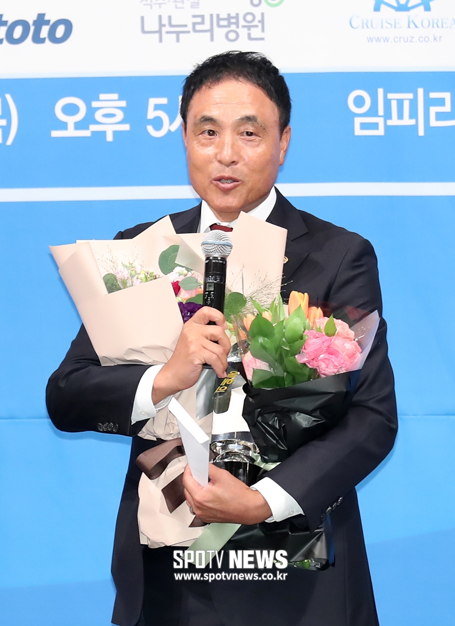 [포토S] 송진우 코치, 오랜만의 수상