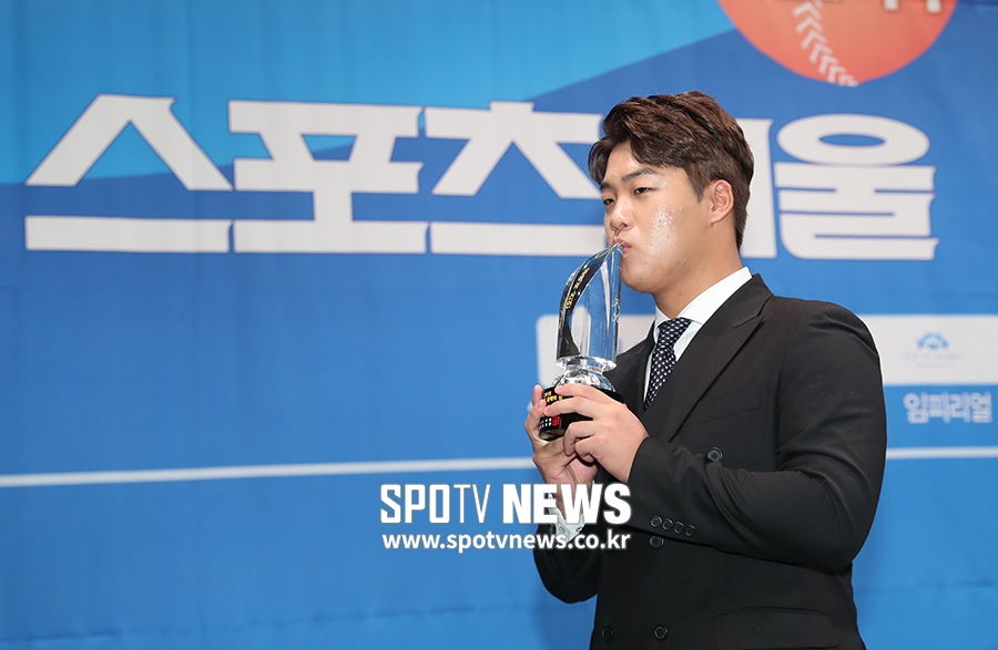 [포토S] 강백호, 신인왕의 트로피 키스