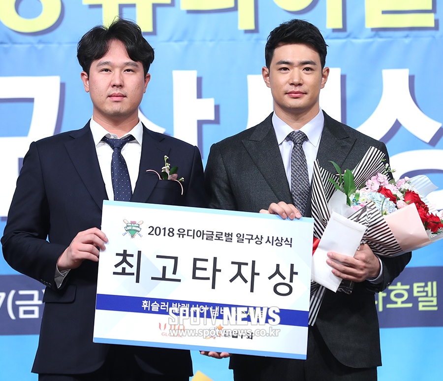 [일구상] 최고 타자상 김재환 "과분할 정도로 많은 상 감사하다"