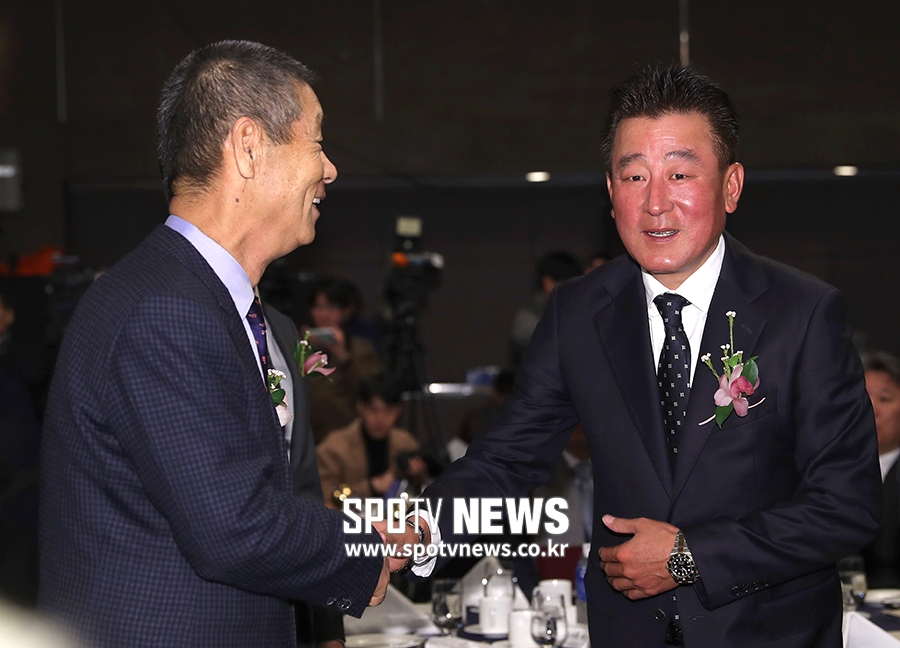 [포토S] 김성근 감독, 김기태 감독과 반가운 인사