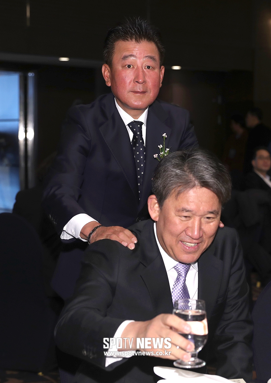 [포토S] 김기태 감독, 조계현 단장의 어깨를